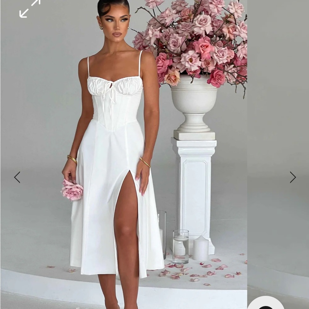 Elegant White Midi Dress with Slit - Picture 5 of 7